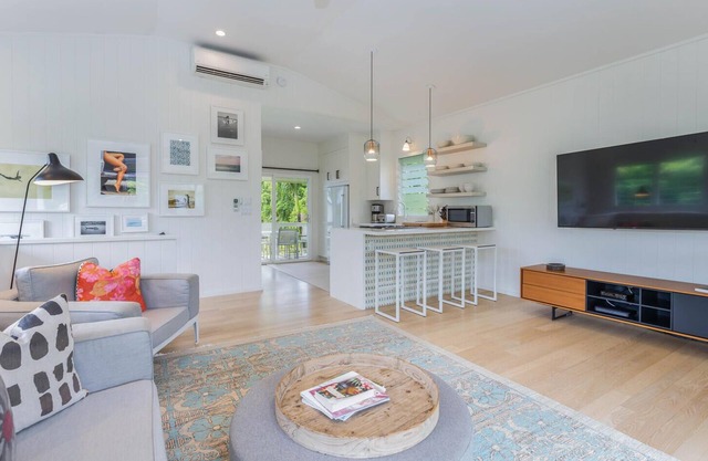 Hawaii Life Rentals Presents Beachfront Hanalei Bay 