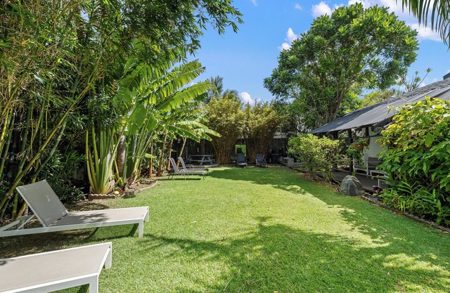 Tropical Garden Family Home - Sleeps 6 - Walk to Beach, BBQ, Hot Tub