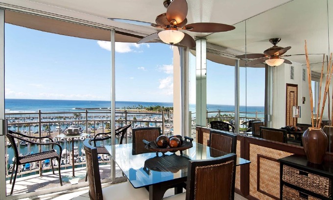 Waikiki Condo | Absolutely Oceanfront - Free Parking - Full Kitchen- full disability access.