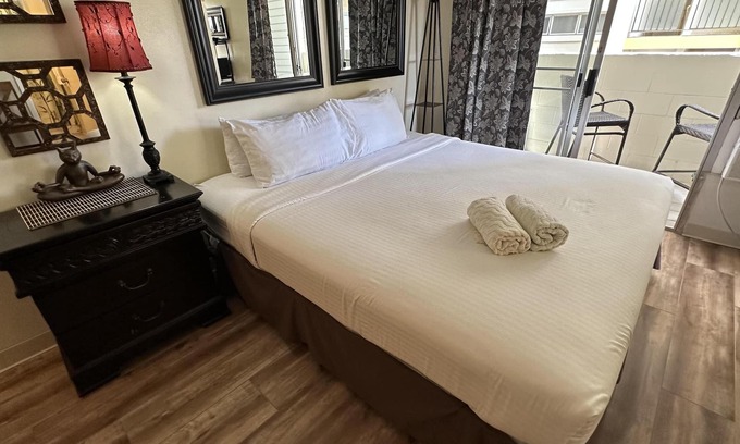 Waikiki Apartment | ALOHA-WAIKIKI 2 Blocks to BEACH with a KING BED! 49