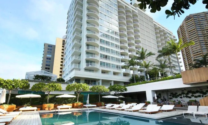 Waikiki Resort | Beach Getaway! 4 Gorgeous Partial Ocean View Units, Pools, Bar