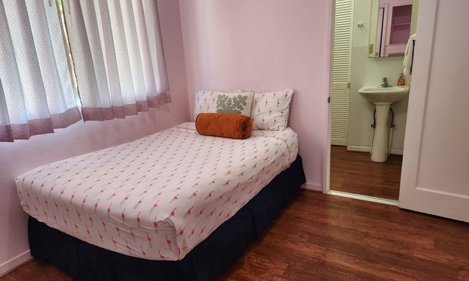 McCully - Moiliili House | Beautiful & Convenient 1 Bedroom/living Room With Free Parking!