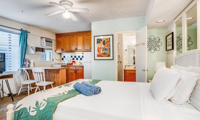 Waikiki Apartment | Brand New Floors & Cabinets - Waikiki Close to Beaches and Shopping