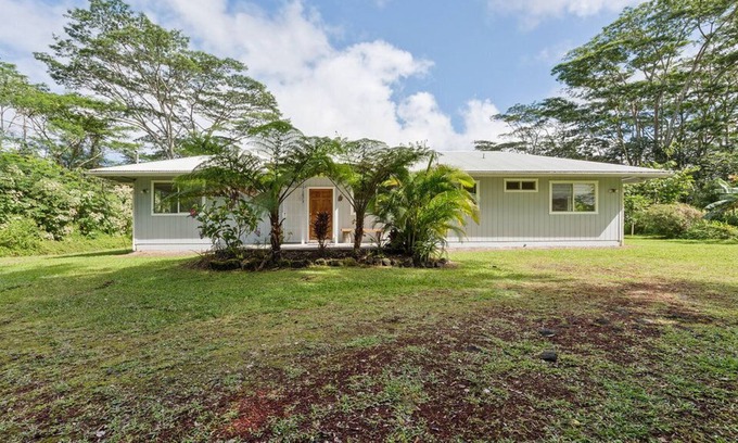 Keaau House | Clean, Modern Home on private 1 acre in Hawaiian Paradise Park.
