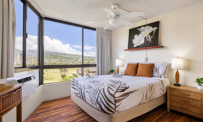 Waikiki Condo | Enjoy cool trade winds and spectacular mountain views! 2Bd 1Ba w/parking!