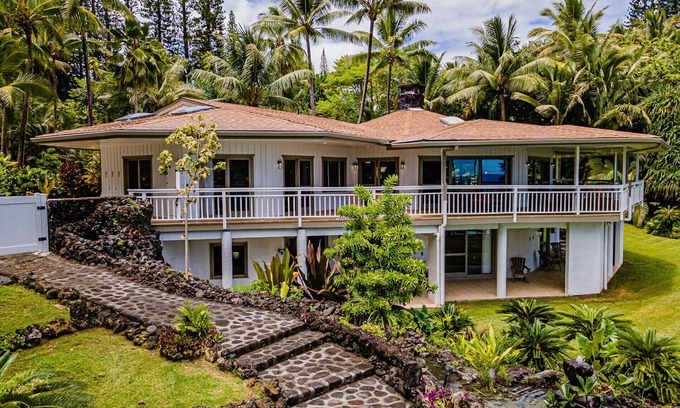 Kapoho House | ๐ด Gorgeous Oceanfront Luxury Retreat ๐ private pool, black sand beach, pond, AC