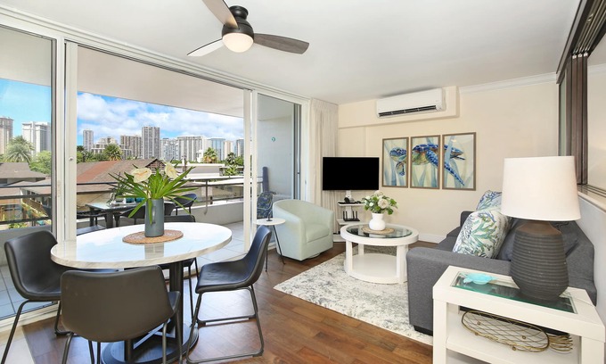 Waikiki Condo | Heart of Waikiki! Lower Floor! Close to Beach! FREE Parking & Wi-Fi, Kitchen!
