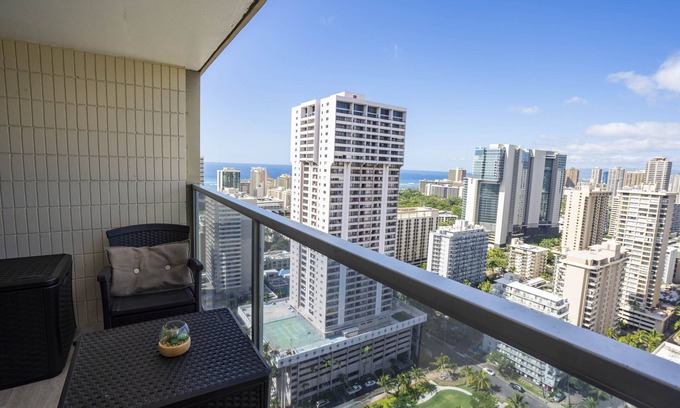 Waikiki Condo | Island Colony (IC14)