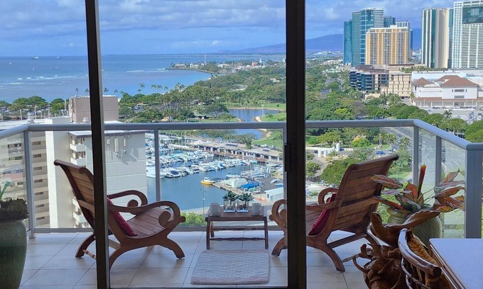 Waikiki Apartment | Luxury + Ocean Views at Watermark Waikiki