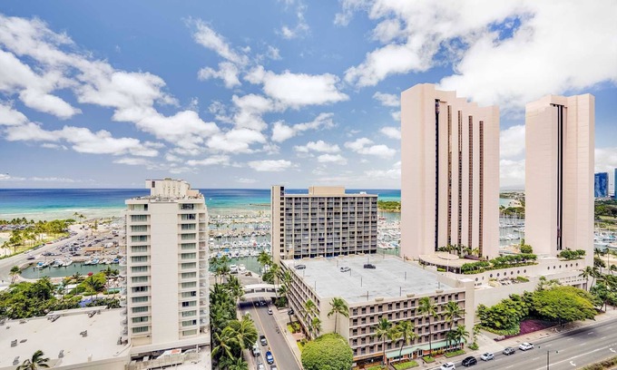 Waikiki Condo | Monthly- Discovery Bay 2203 Ocean/Sunset/Marina/City Views - Q Bed/Twin Sofabed
