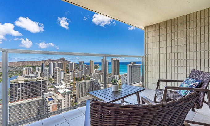 Waikiki Condo | Ocean & Diamond Head Views Condo at Island Colony w/Building Amenities