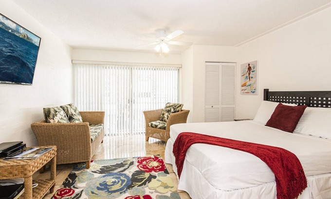 Waikiki Condo | Royal Moana Condo Steps to Waikiki Beach w/Kitchen & Near Shops-Restaurants