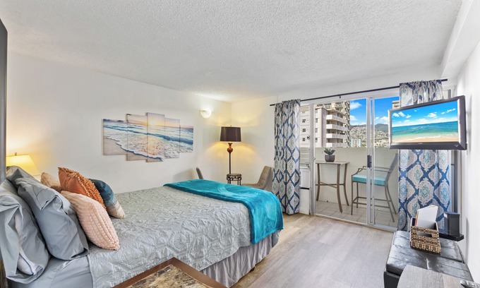 Waikiki Condo | Studio Steps From Waikiki Beach - #906-A