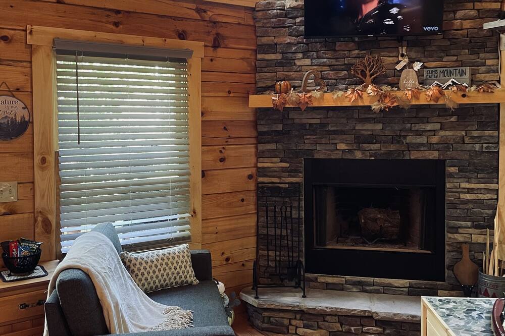 Gatlinburg - Pigeon Forge Cabin | Cozy Romantic cabin near Pigeon Forge Fireplace:Hot tub and Heart shaped tub!