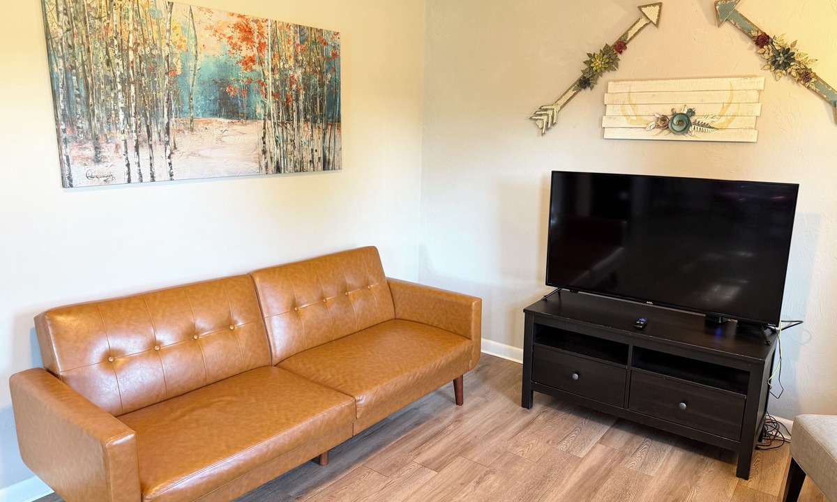 Hickory Apartment | The Local Yokel | Cozy 1 BR Apartment + Wi-Fi & Parking