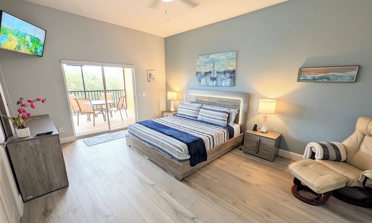 Bahama Bay Condo | Top-floor 3BR/2BA penthouse at Bahama Bay Resort with peaceful waterfront pond views, private balcony, full kitchen, and separate tub & shower in both baths. Gated resort with pools & hot tubs just 15–20 mins from Disney. Sleeps 8.