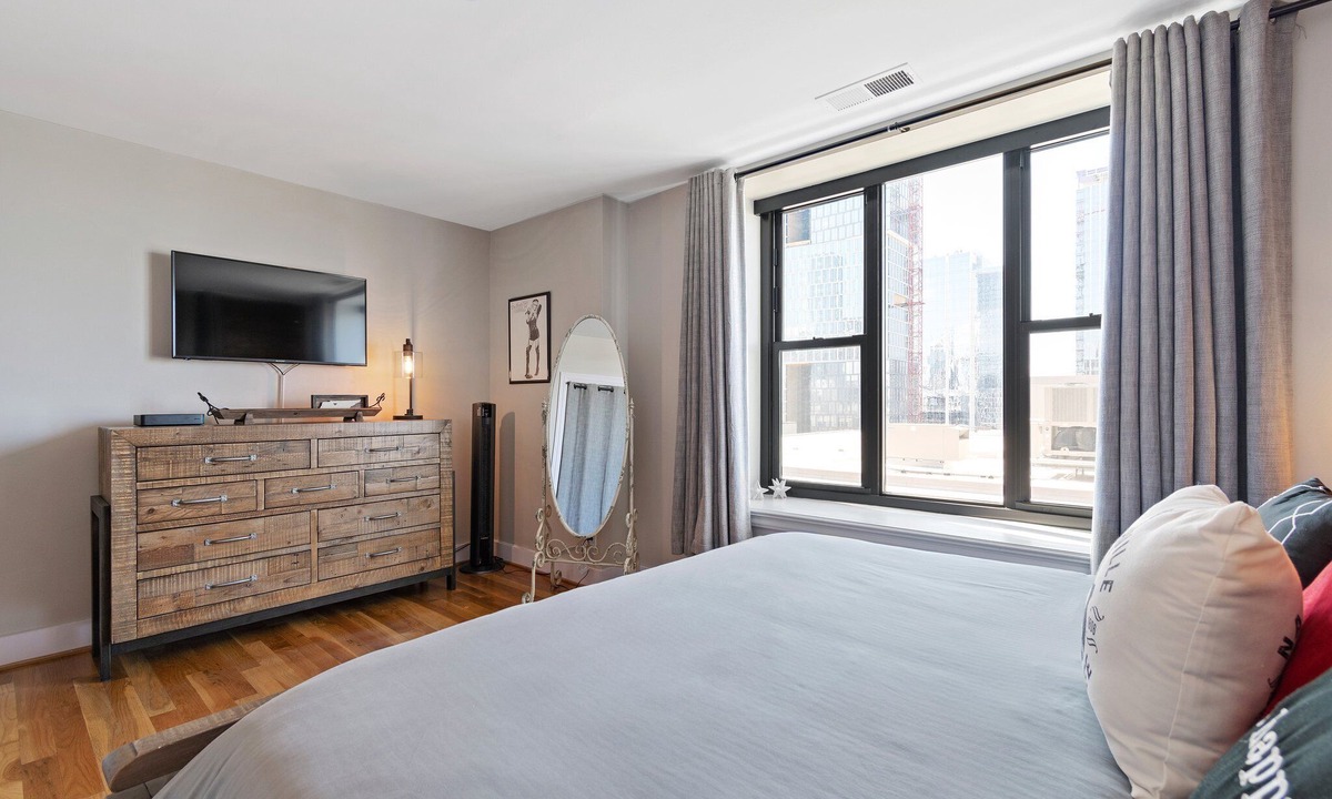 Downtown Nashville Condo | 10 minute walk to bars! FREE parking - Spacious Downtown Condo