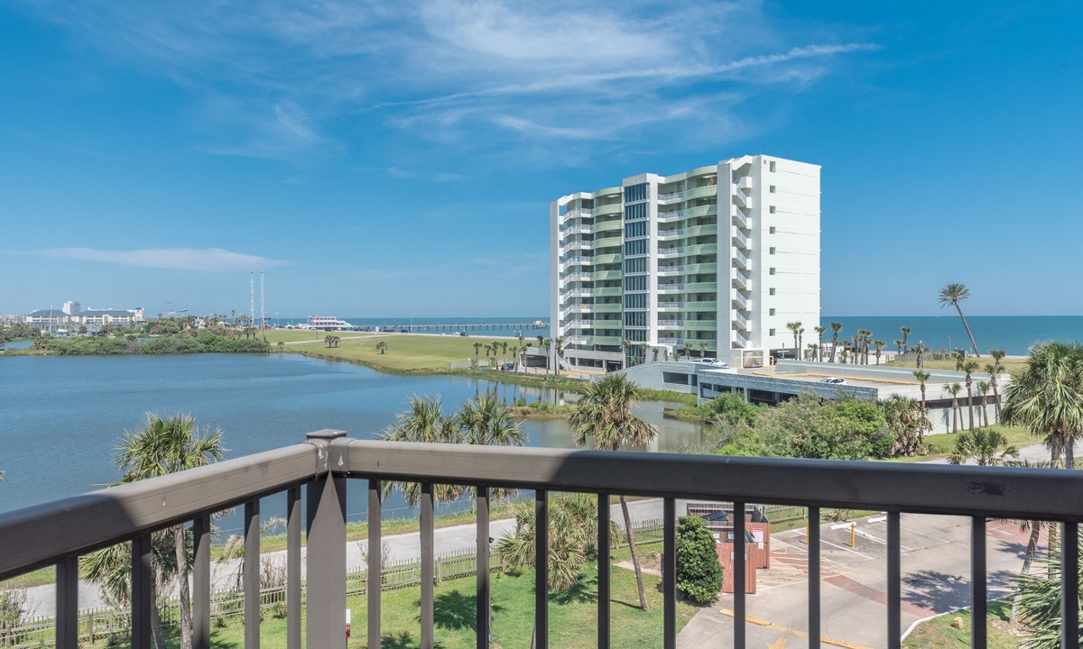 Galveston Condo | NEW Heated Pool & Hot Tub! Updated Condo w W/D