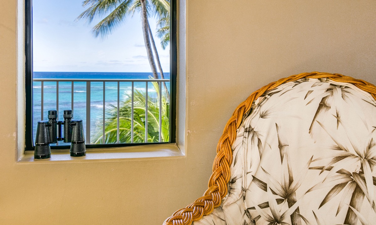 Diamond Head - Kapahulu - St. Louis Apartment | Spacious 2 Bedroom Oceanfront Condo with Full Kitchen & 'Wrap around' Lanai