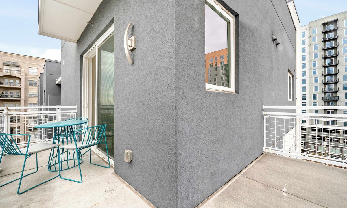 SoNo Apartment | Two-Bedroom Apartment w/Balcony - Gym - Balcony