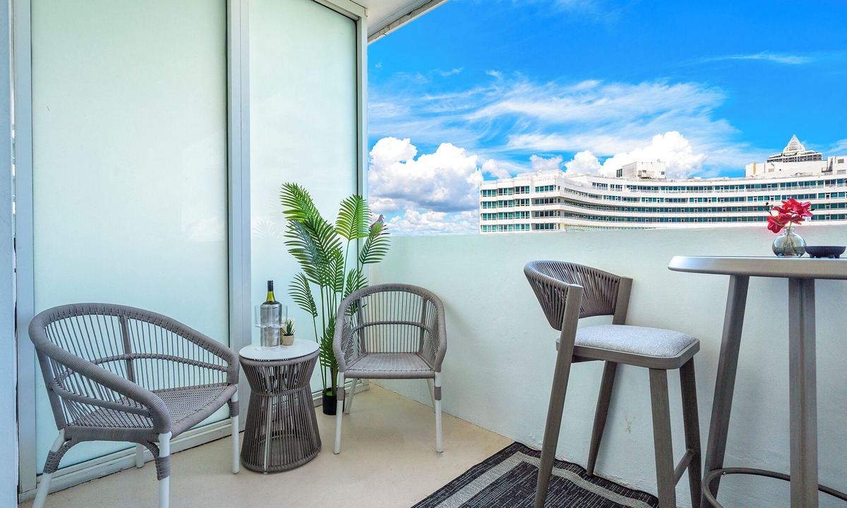 Mid Beach Condo | Stunning Private Studio at Fontainebleau Sorrento - 802