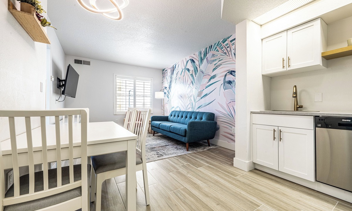 Florida Central Atlantic Coast Condo | 1 bedroom condo 5 minutes from Universal Studios, free parking