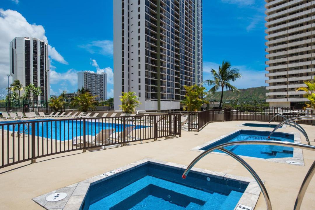 Waikiki Apartment | Waikiki Banyan condo with lanai & pool
