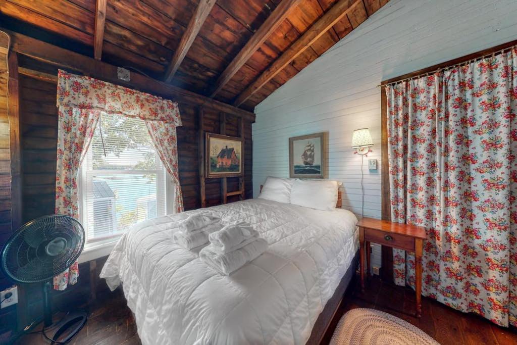 Brunswick House | Spacious Waterfront Estate & Cabins W/Porch, Fireplace, Kayaks & Free WiFi