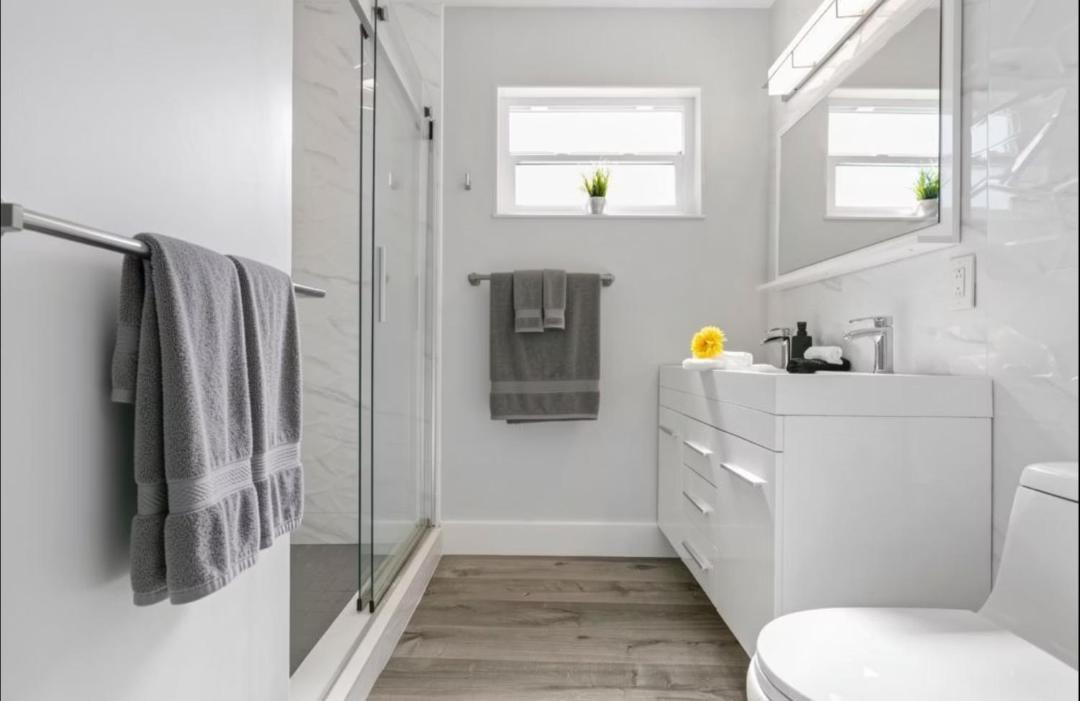 Driftwood House | 5 Min to HardRock Stadium - 3B Pool Home - King Bed - Grill - Ping Pong -Private Backyard