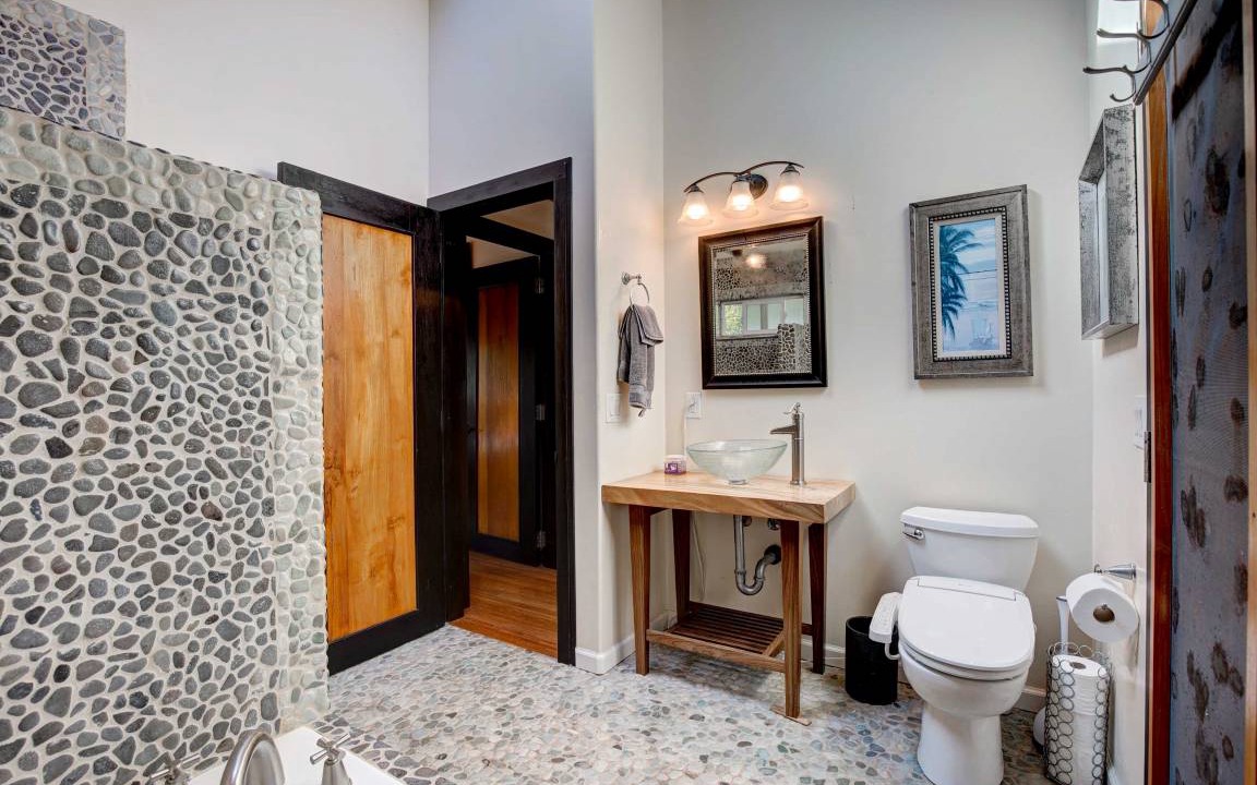 Photo of Bathroom in Kalaoa
