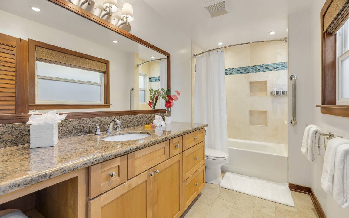 Photo of Bathroom in Leahi Park