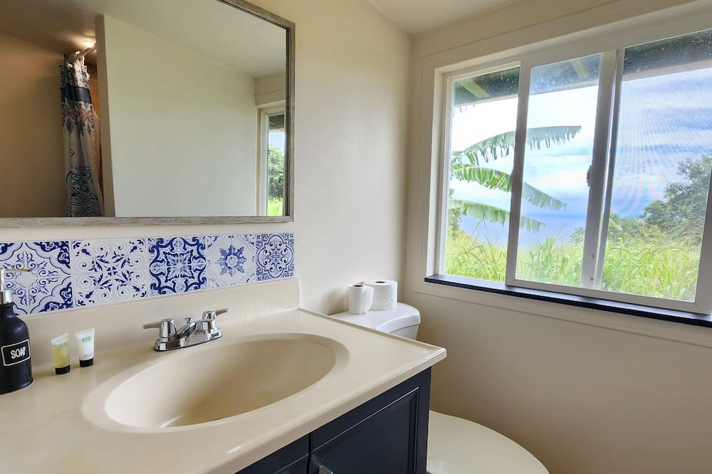 Photo of Bathroom in Papaaloa