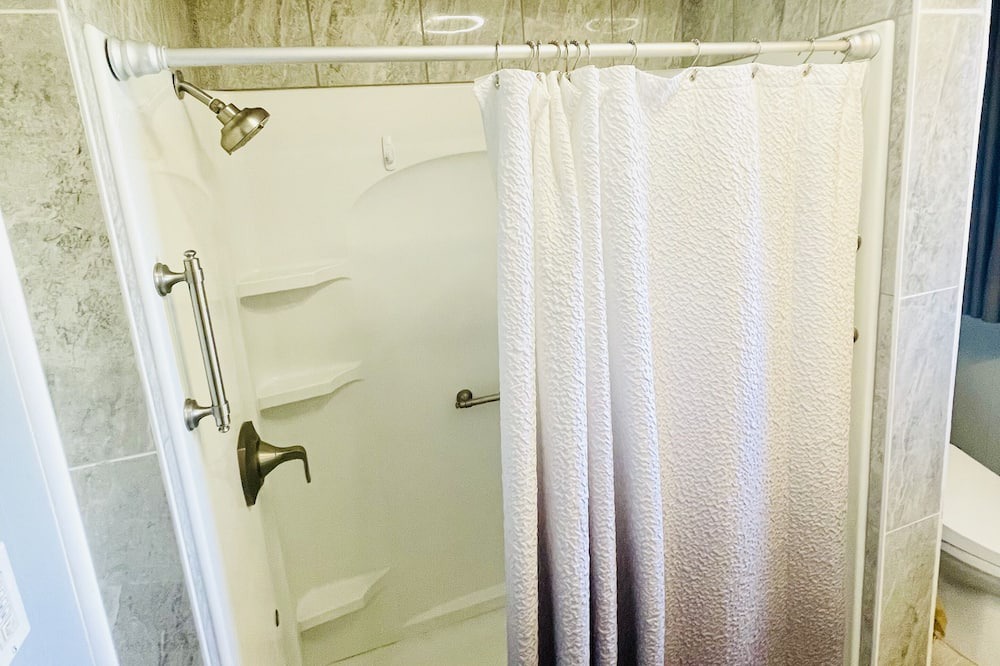 Photo of Bathroom in Ka'a'awa