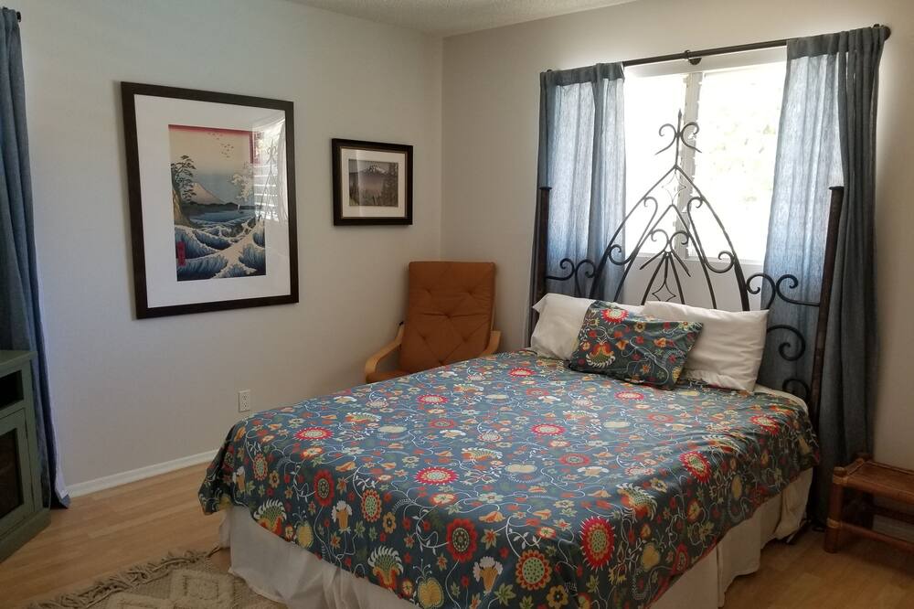 Photo of Bedroom in Portlock