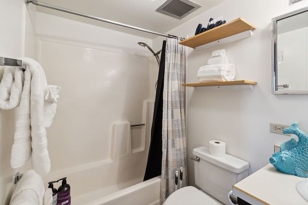 Photo of Bathroom in Tantalus