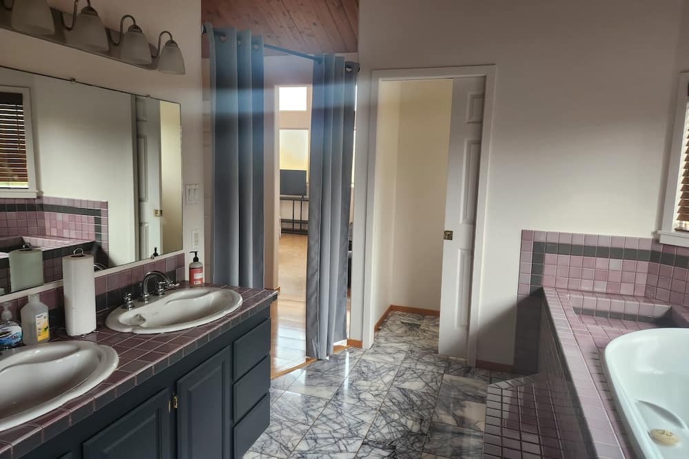 Photo of Bathroom in Maunaloa