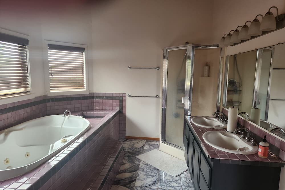 Photo of Bathroom in Maunaloa