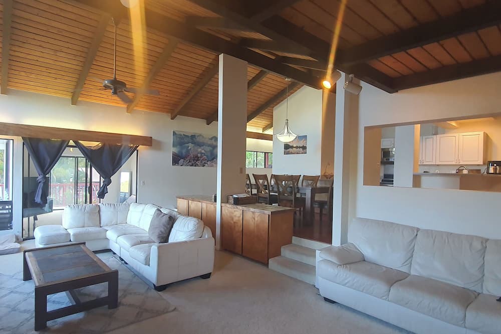 Photo of Livingroom in Hawaii Kai
