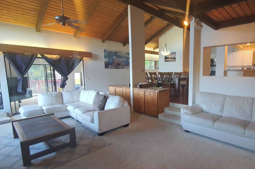 Photo of Livingroom in Hawaii Kai