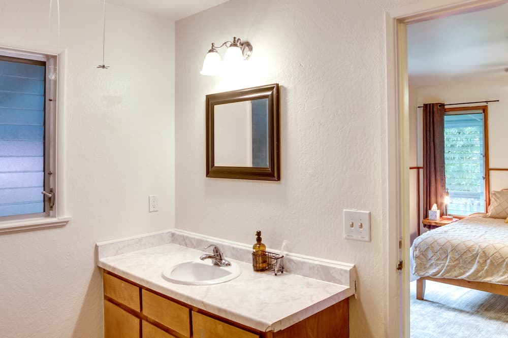 Photo of Bathroom in Nanawale Estates