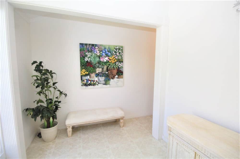 Photo of Livingroom in Waialae Iki Ridge