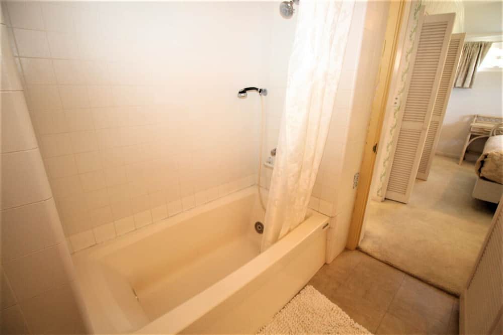 Photo of Bathroom in Waialae Iki Ridge