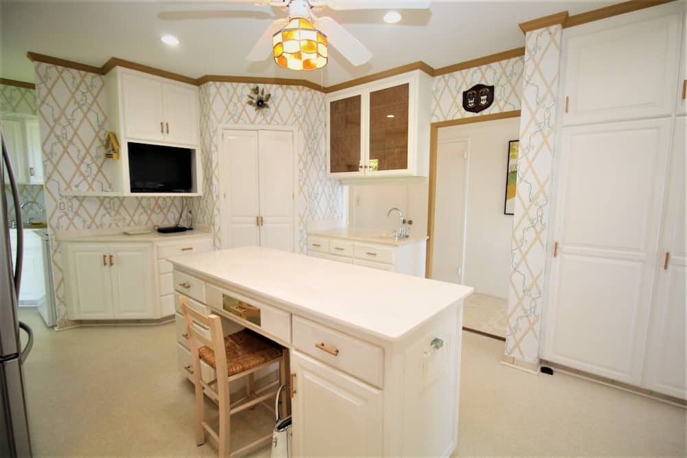 Photo of Kitchen in Waialae Iki Ridge