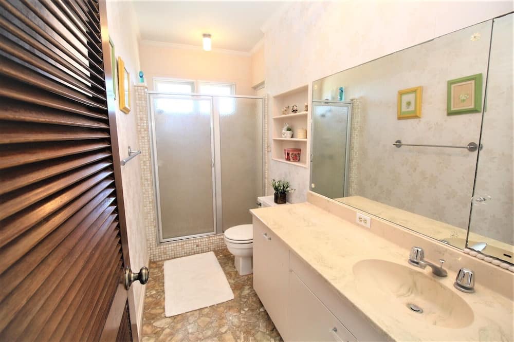 Photo of Bathroom in Waialae Iki Ridge