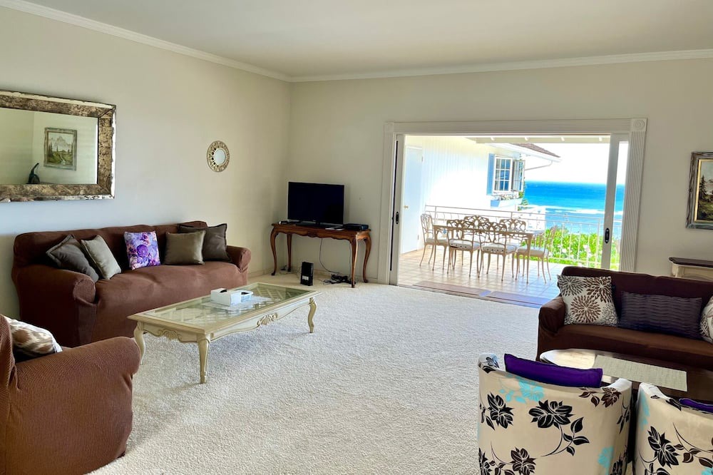 Photo of Livingroom in Waialae Iki Ridge