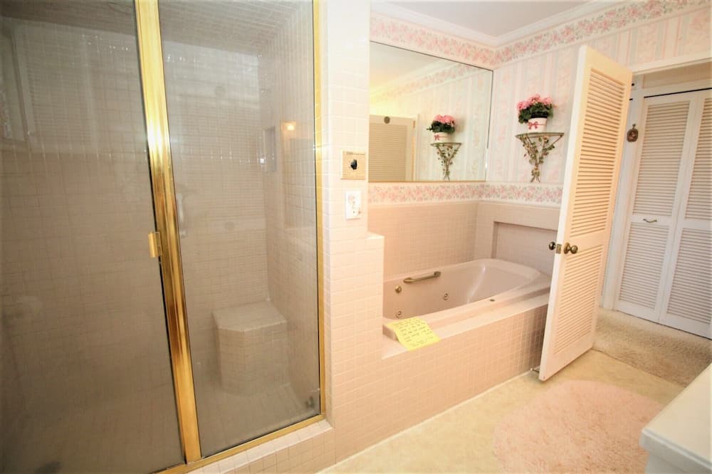 Photo of Bathroom in Waialae Iki Ridge