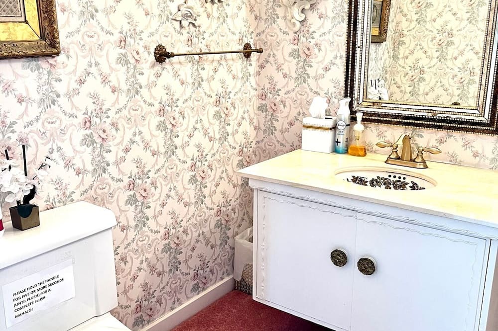 Photo of Bathroom in Waialae Iki Ridge