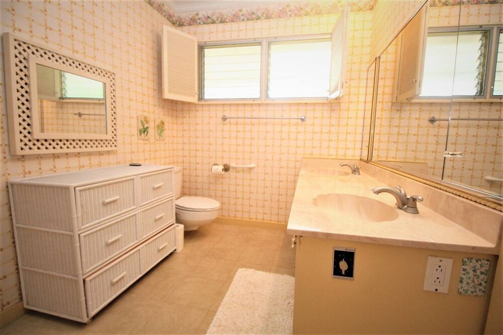 Photo of Bathroom in Waialae Iki Ridge