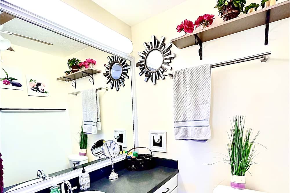 Photo of Bathroom in Tantalus