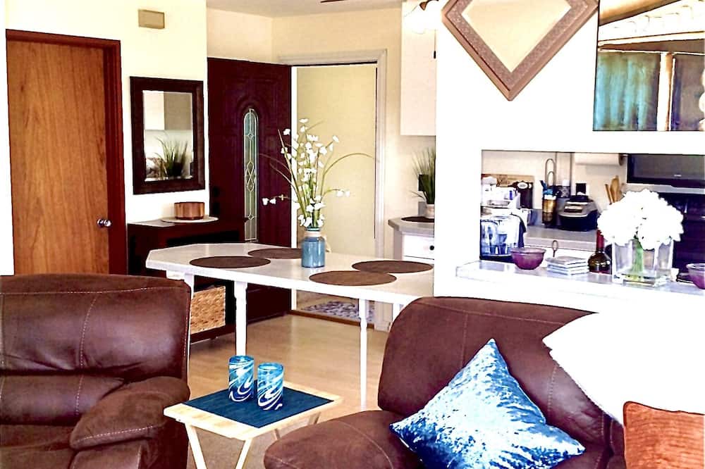 Photo of Livingroom in Tantalus